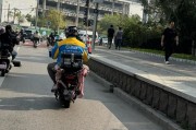 深圳外卖小哥无牌骑行，城市交通管理面临新挑战