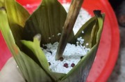 鬼车牌教你一招：包粽子也能玩出花式创意！