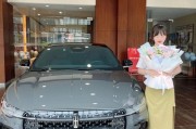 林肯车牌女主黄发妆容爆火，网友：颜值即正义！