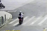 电动车车牌闯红灯引发热议：一车多牌？违规行为何时休？