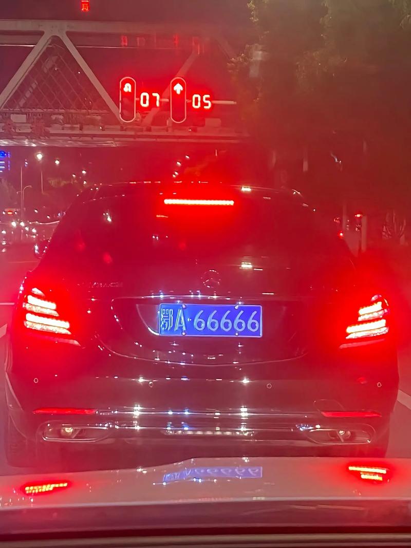 新乡车牌王炸!9888靓号横扫车坛,一牌难求引热议