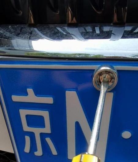 惊!车牌少俩螺丝,车主瞬间变成网红,交警蜀黍:下次别再试了!