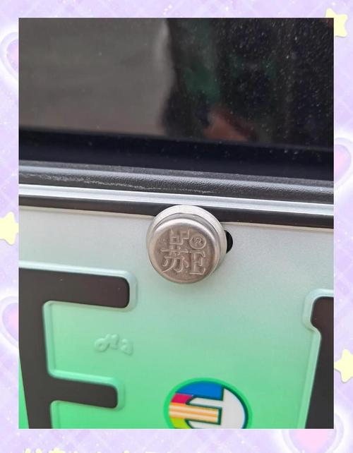 惊!车牌少俩螺丝,车主瞬间变成网红,交警蜀黍:下次别再试了!
