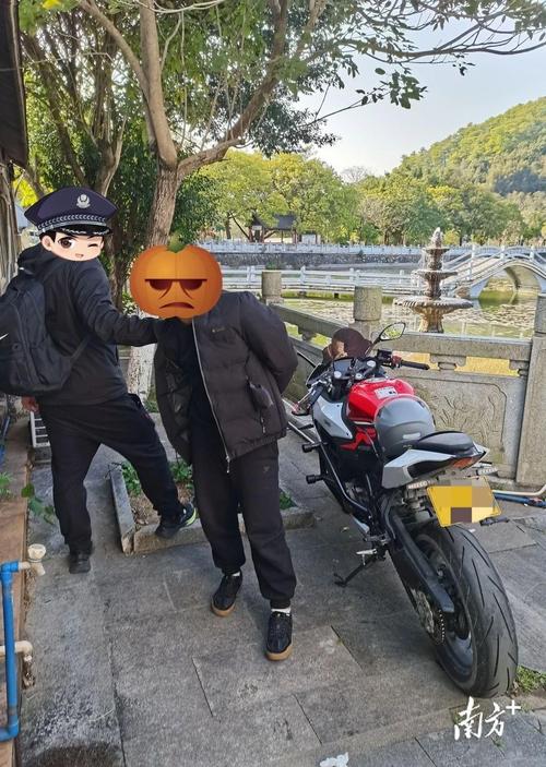 神秘无牌摩托车横行,警方全力追查!