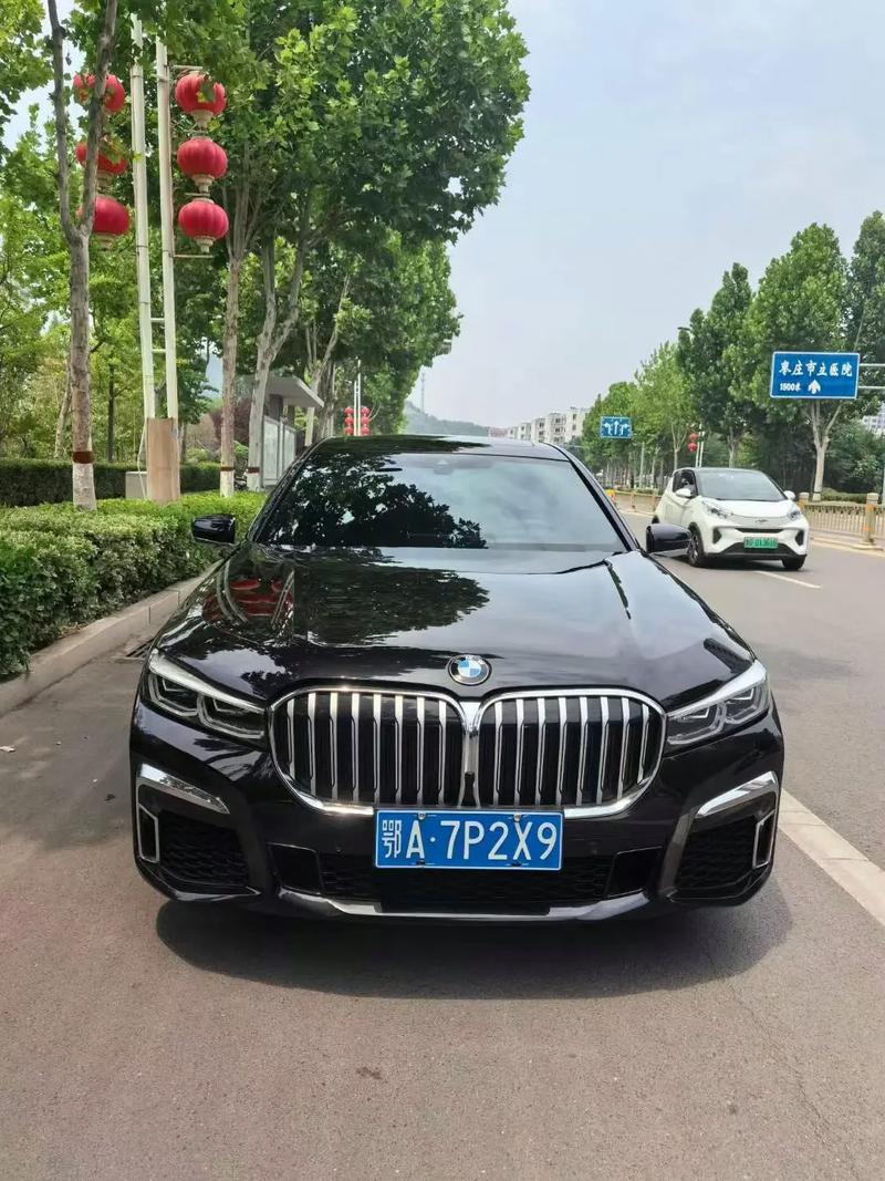 车牌熠熠生辉,宝马风采尽展