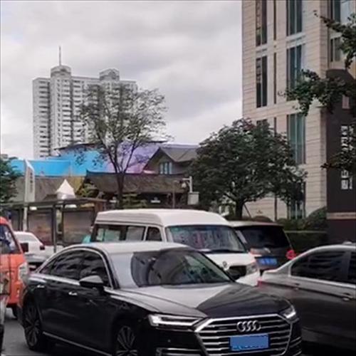 奥迪挂上靓号车牌,瞬间成街头焦点!