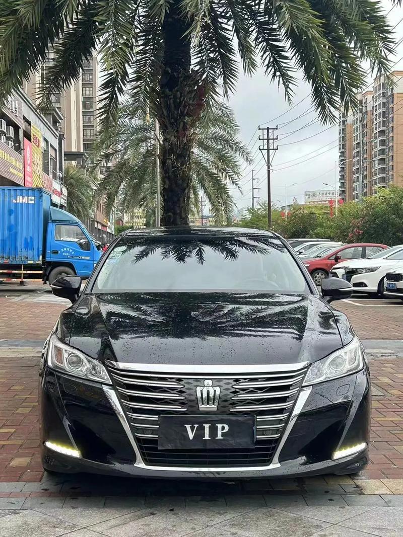 皇冠车牌惊现豪车,神秘车主身份!