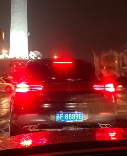 汉A55888车牌惊现街头,神秘车主引网友热议!