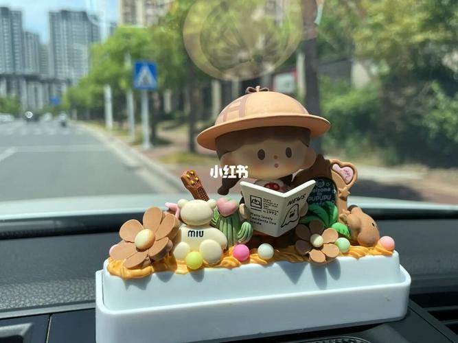 夏日高温见证奇迹！奶油胶停车牌融化成网红现象！