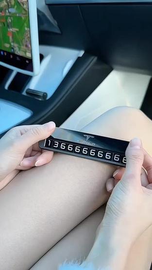 特斯拉车主涉嫌挪车牌位置,真相曝光引热议!