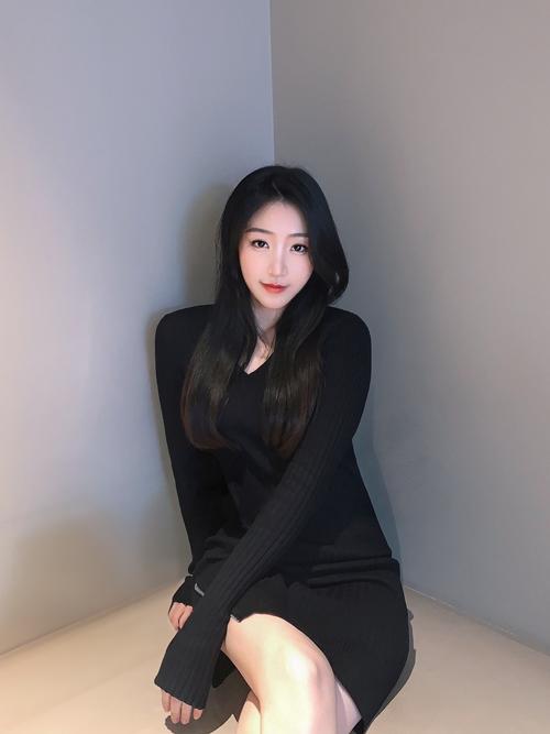 林肯车牌女主爆红,黄色头发发型成潮流新宠!