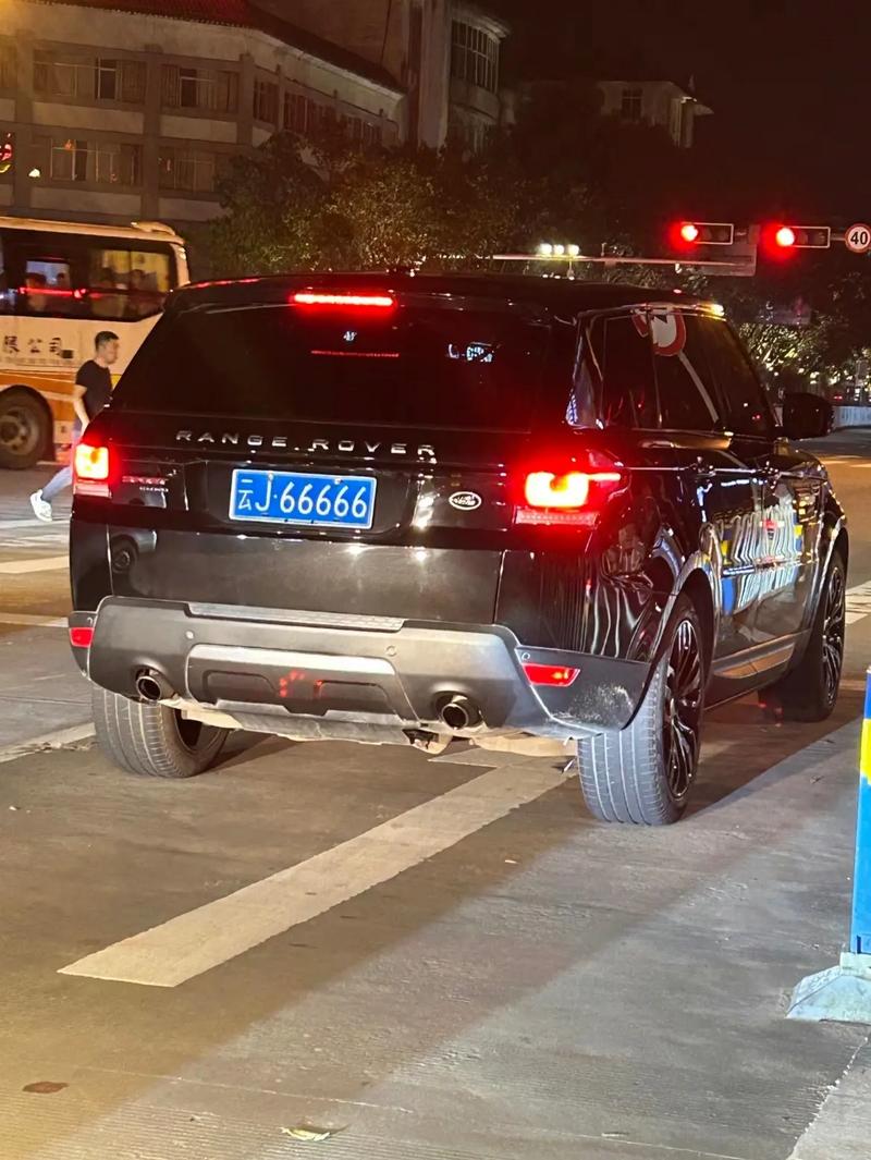 神秘车牌EN:它是谁的高调座驾?