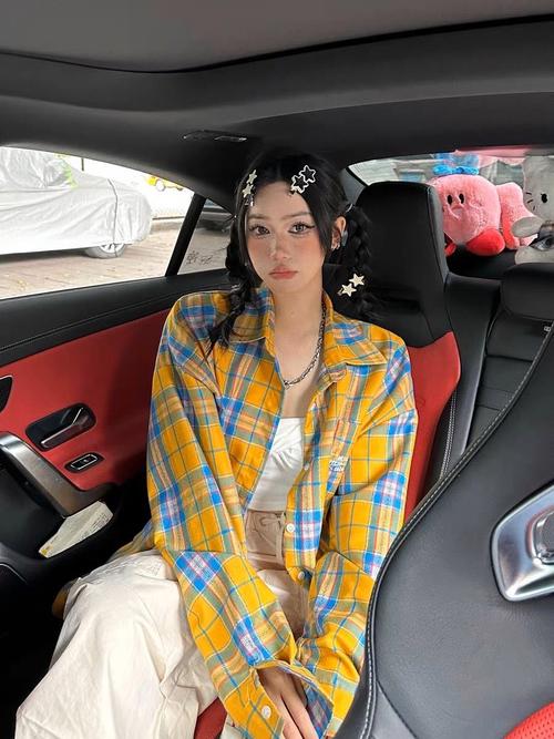 林肯车牌穿搭指南:黄色衬衫外套,演绎优雅与个性的完美结合
