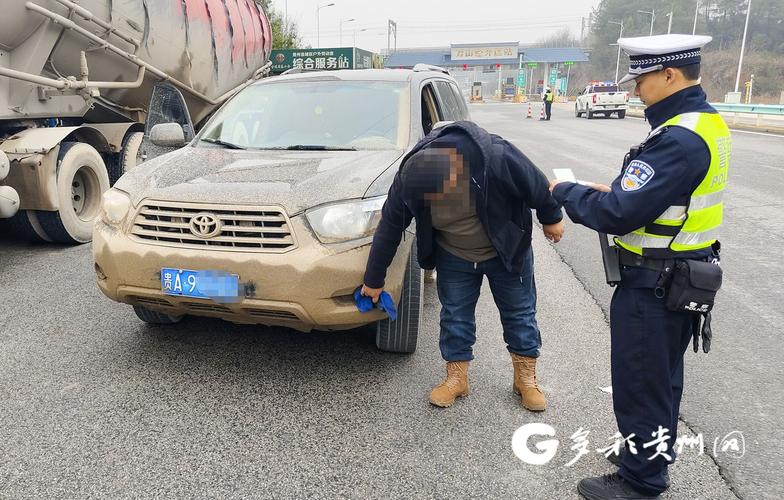 交警疏忽?ab车牌反光剂问题引热议,竟未严格查处!