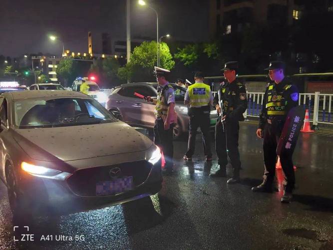 交警疏忽?ab车牌反光剂问题引热议,竟未严格查处!