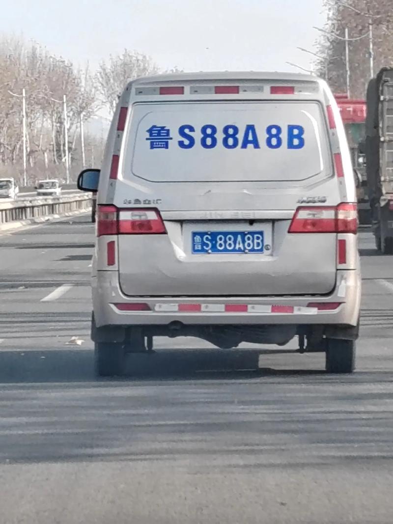 乌鲁木齐888车牌号,闪耀街头引瞩目