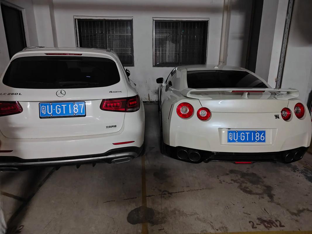 惊!前后车牌1字差,车主竟成网络热门话题!