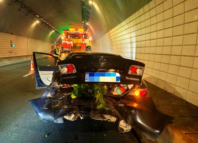 车牌不翼而飞,车主高速惊魂!无牌车上路惊险一幕