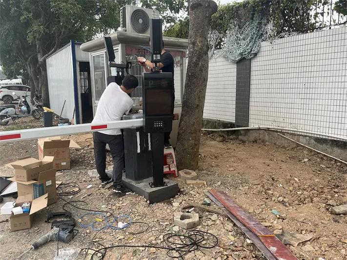 智能出行新篇章:车牌识别系统安装现场,科技赋能交通管理!