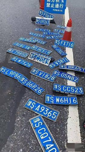 暴雨中的车牌为何会掉落?车牌脱落背后的惊人真相!