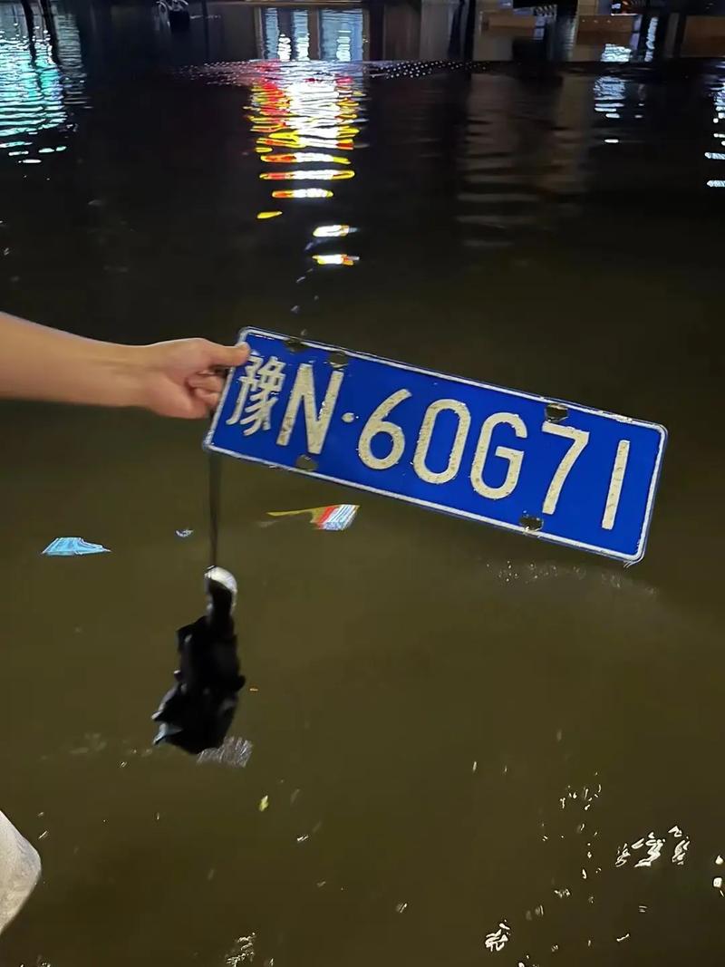暴雨中的车牌为何会掉落?车牌脱落背后的惊人真相!
