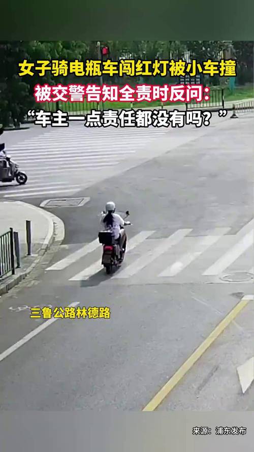 电动车车牌闯红灯引发热议:一车多牌?违规行为何时休?