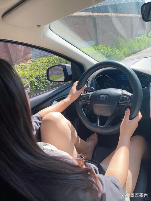 女司机神操作,车牌竟被她开上车!