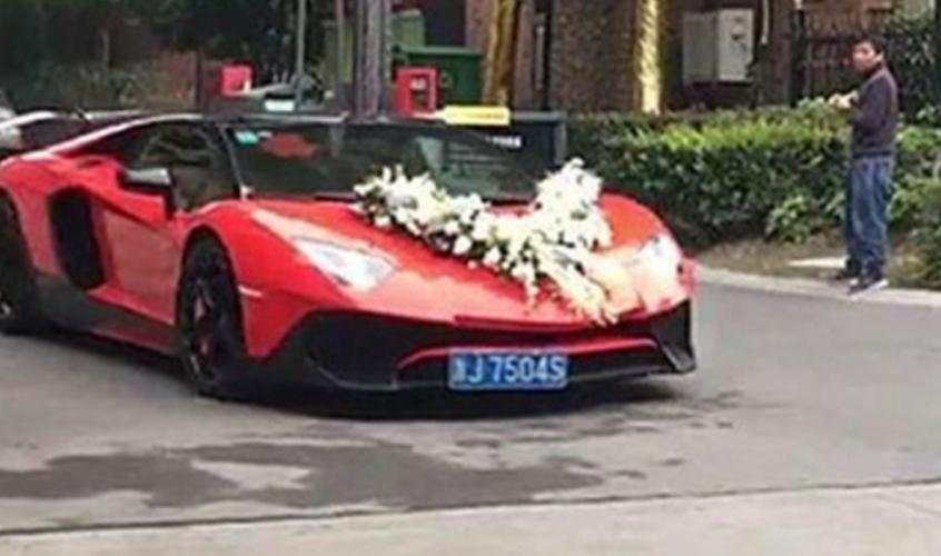 666车牌靓号婚车闪耀登场,豪华婚礼现场吸睛无数!”