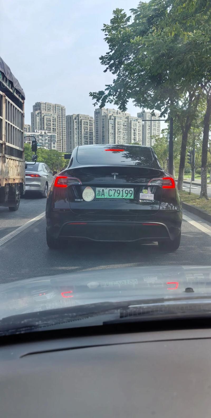绿地黑字车牌究竟有何特殊含义?我国罕见车牌背后的秘密!