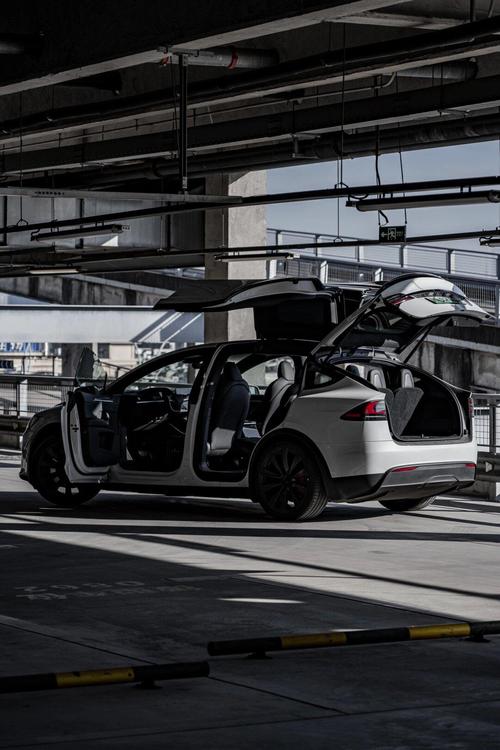 特斯拉Model X:未来智能出行,科技与豪华的完美融合!