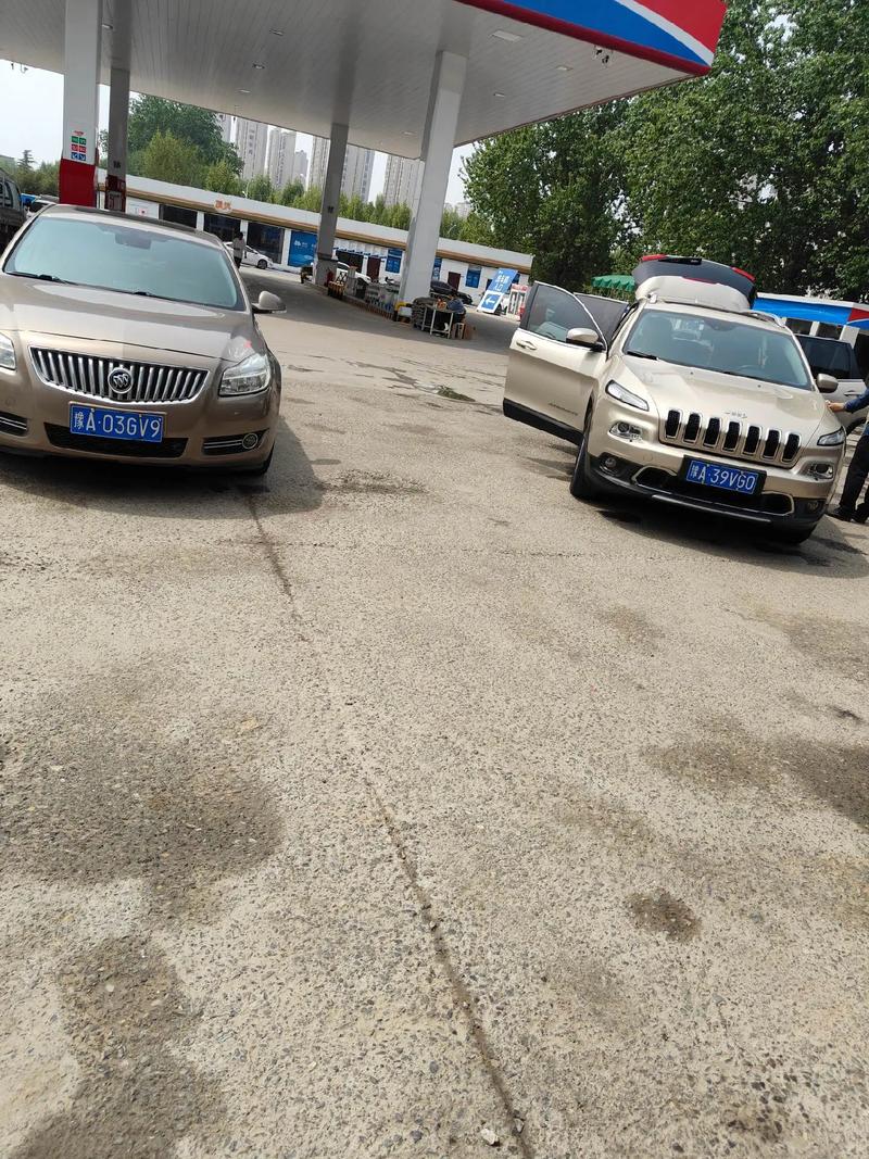 四字车牌号引发热议,网友:这车牌号太热了